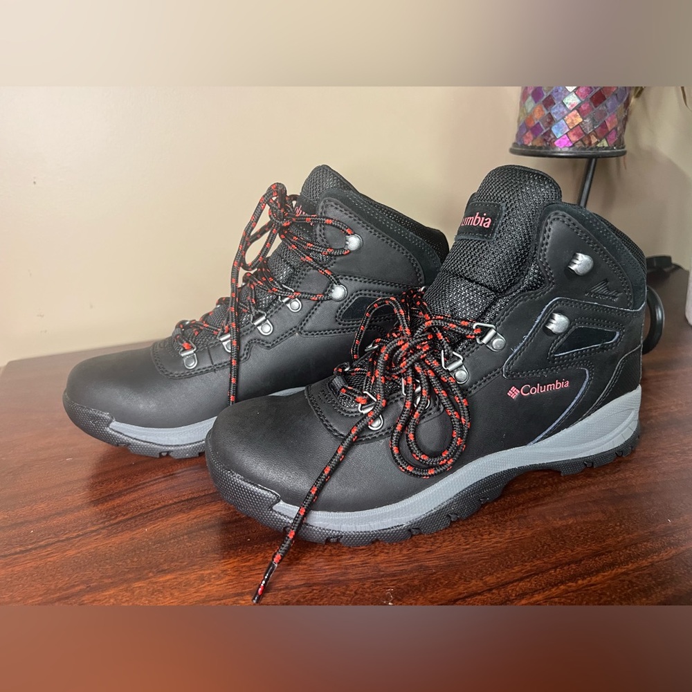 Women’s Columbia Newton Ridge Hiking Boots with Black and Red Laces - Size 10